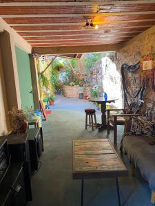 - un salon avec un canapé et une table dans l'établissement Pousada do Tom, à Lençóis