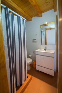 uma casa de banho com um lavatório e um WC em Monte Da Baía Do Tonel na Zambujeira do Mar