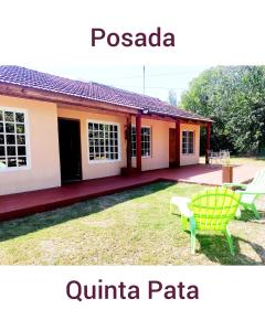 a house with a green chair in the yard at Posada Quinta Pata in Ezeiza