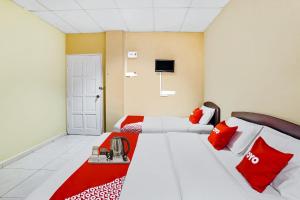 Zimmer mit 2 Betten und roten Kissen in der Unterkunft Hotel Lii View in Mersing + 12 Fotos