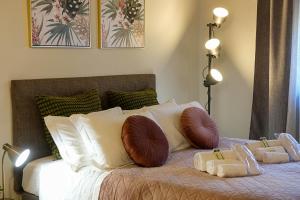 um quarto com uma cama com duas almofadas em Verona Suites and Rooms em Verona