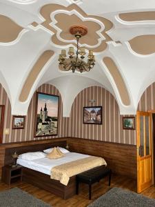 A bed or beds in a room at Hotel Kuria