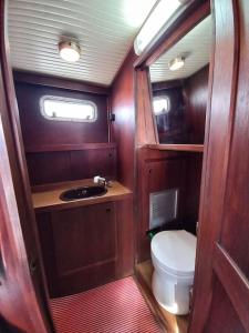 a small bathroom with a toilet and a sink at Excelente Velero Clásico en Valencia in Valencia