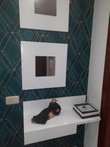 een plank met een beeldje erop in een badkamer bij La Mirada 2 in Castellón de la Plana