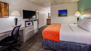 Postel nebo postele na pokoji v ubytování Best Western Inn Tooele