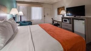 Postel nebo postele na pokoji v ubytování Best Western Inn Tooele