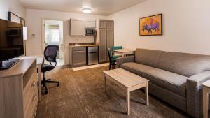 Kuchyň nebo kuchyňský kout v ubytování Best Western Inn Tooele