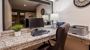 TV a/nebo společenská místnost v ubytování Best Western Inn Tooele