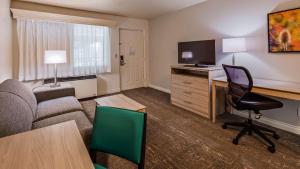 TV a/nebo společenská místnost v ubytování Best Western Inn Tooele