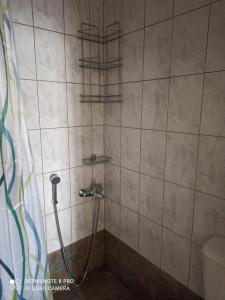 prysznic z wężem w łazience w obiekcie Sunny Room w mieście Áyios Yeóryios