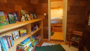ein Zimmer mit einem Bücherregal voller Bücher in der Unterkunft Hütte mit Herz im Harz in Meisdorf