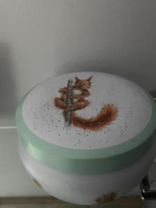 Stockton on the forestにある27 The Limes Room 2の猫の絵鉢