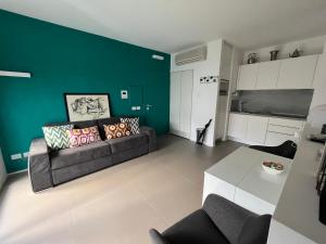 - un salon avec un canapé et un mur vert dans l'établissement Green space studio in the center, à Rome