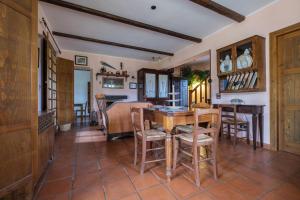 cocina y comedor con mesa y sillas en Green Health, en Messina