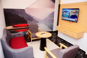 A television and/or entertainment centre at Ivy Hotel Emerald