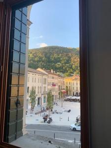una ventana con vistas a una calle de la ciudad en La casa di Anna - Palazzo Flantini, en Valdobbiadene