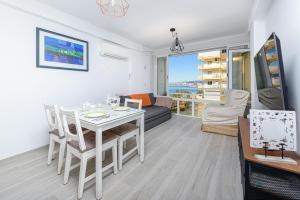 - un salon avec une table et des chaises blanches dans l'établissement Algarrobo Costa, à Algarrobo-Costa