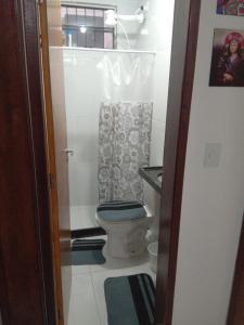 baño con aseo y asiento azul en Casa do Léo 1 - Temática México e África, en João Pessoa