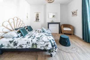 a bedroom with a bed with a black and white comforter at Grande Maison Gannat - Maison ou Appartements en Centre ville in Gannat +35 photos