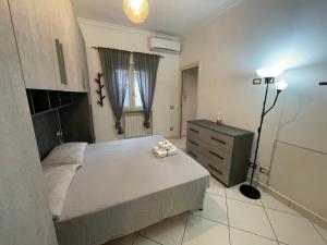 ein Schlafzimmer mit einem Bett, einer Kommode und einem Fenster in der Unterkunft TheMaki'sHouse in Fiumicino