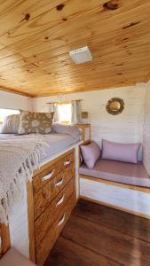 a bedroom in a tiny house with a bed at El Vagón B&B in Lincoln