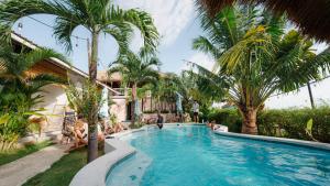 Der Swimmingpool an oder in der Nähe von Clandestino Hostel Canggu