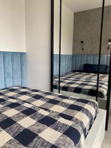 sypialnia z 2 łóżkami i lustrem w obiekcie Komfortowy Domek Natura, w pobliżu Nadmorskiego Parku Krajobrazowego, 800 m od plaży w mieście Karwieńskie Błoto Drugie