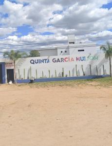 un bâtiment avec un panneau sur son côté dans l'établissement QUINTA GARCIA HUIJON, 