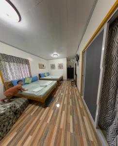دوموس ناتيف غيست هاوس في بنغلاو: غرفة معيشة مع سرير وأريكة