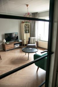 un salon avec un canapé et une table dans l'établissement huisje de Strandjutter, à Katwijk aan Zee