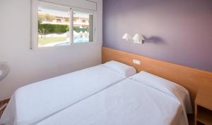 En eller flere senge i et værelse på R142 Manila Resort central + 44 billeder