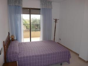 a bedroom with a bed in front of a window at PLAYAMAR ORANGE COSTA 3 dormitorios in Alcossebre