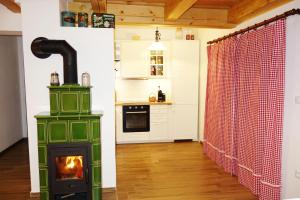 uma cozinha com um fogão verde num quarto em Chalupa Luční Kvítí em Petrovice