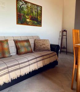 - un canapé dans le salon orné d'une peinture murale dans l'établissement Villa aquila, à Agello