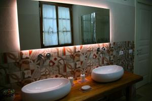 La salle de bains est pourvue de 2 lavabos et d'un grand miroir. dans l'établissement SUNNY HILL, à Monte San Savino