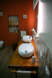 La salle de bains est pourvue d'un lavabo blanc sur un comptoir en bois. dans l'établissement SUNNY HILL, à Monte San Savino
