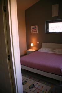 - une petite chambre avec un lit et une fenêtre dans l'établissement SUNNY HILL, à Monte San Savino
