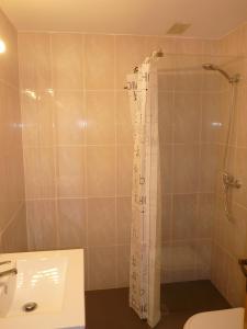 a bathroom with a shower with a toilet and a sink at PLAYAMAR ORANGECOSTA 1 dormitorio in Alcossebre