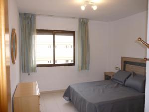 a bedroom with a bed and a window at PLAYAMAR ORANGECOSTA 1 dormitorio in Alcossebre
