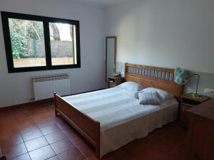 Säng eller sängar i ett rum på Villa Ana en Camallera (Alt Empordà)