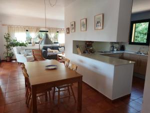 een keuken en eetkamer met een tafel en een keuken en een woonkamer bij Villa Ana en Camallera (Alt Empordà) in Camallera