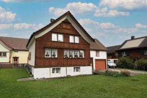 ein großes Holzhaus in einem Hof in der Unterkunft Ferienhaus Wühre in Appenzell