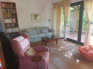 een woonkamer met een bank en een tafel bij Villa Ana en Camallera (Alt Empordà) in Camallera