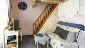 Cette chambre comprend un lit, un bureau et un escalier. dans l'établissement Les Estivales- 9H- Studio charme- 4 pers, au Cap d'Agde