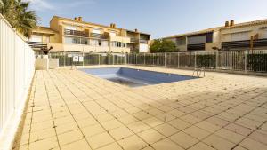 - une piscine dans une cour à côté d'un bâtiment dans l'établissement Les Estivales- 9H- Studio charme- 4 pers, au Cap d'Agde