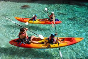 Tre persone sono in kayak in acqua di Villa Sal y Mar - Jávea ! Freshly Renovated ! a Jávea