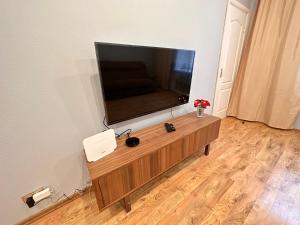 Televízia a/alebo spoločenská miestnosť v ubytovaní Bruninieku Street Apartment 41