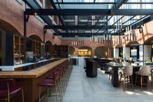 a restaurant with a bar with chairs and tables at Philadelphia Marriott Old City in Philadelphia