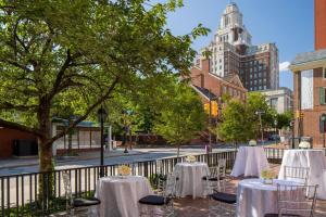um grupo de mesas com toalhas de mesa brancas numa rua da cidade em Philadelphia Marriott Old City em Filadélfia