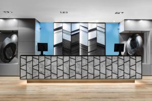 un vestíbulo con una pared de arte abstracto en AC Hotel Oviedo Fórum by Marriott, en Oviedo